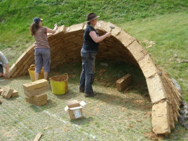 A clay fibre Nubian vault under construction at Clayfest 2017