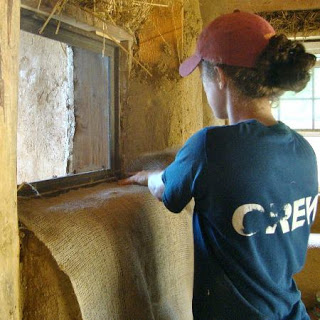 Using burlap at window sills to prevent clay plaster cracking