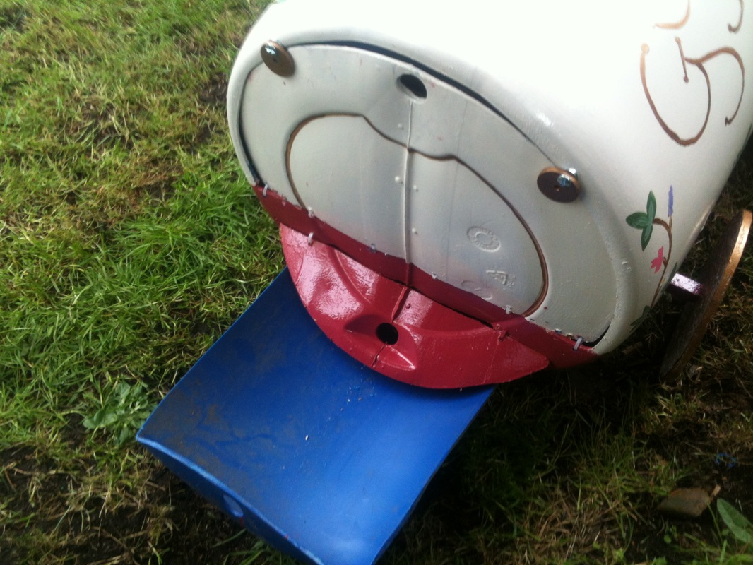 The removable poo tray - the best feature of this chicken coop!