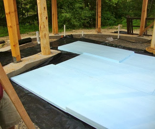 Earthen floors include a moisture barrier and insulation layer