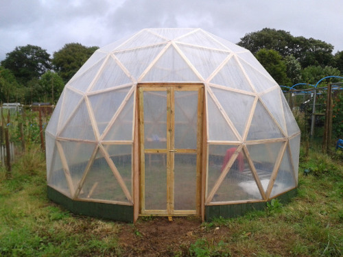 Geodesic dome greenhouse