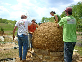 Building the insulation layer of the cob oven