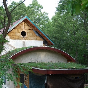 A green roof integrated into a straw-bale building