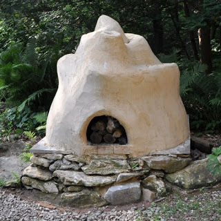 A small cob oven designed by Sigi Koko